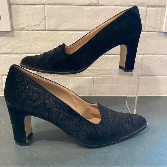 Vintage Phyllis Poland sz 8.5 black velvet pointy toe pumps